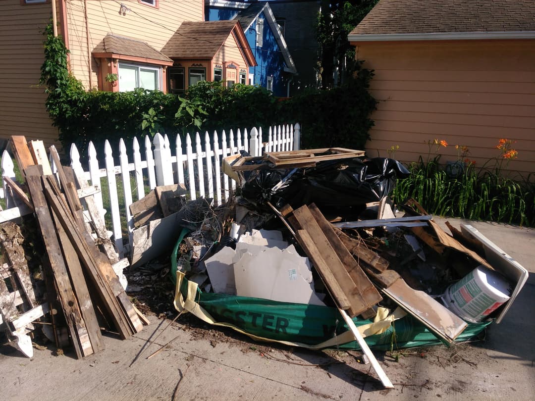 picture of movers loading boxers onto a trailer